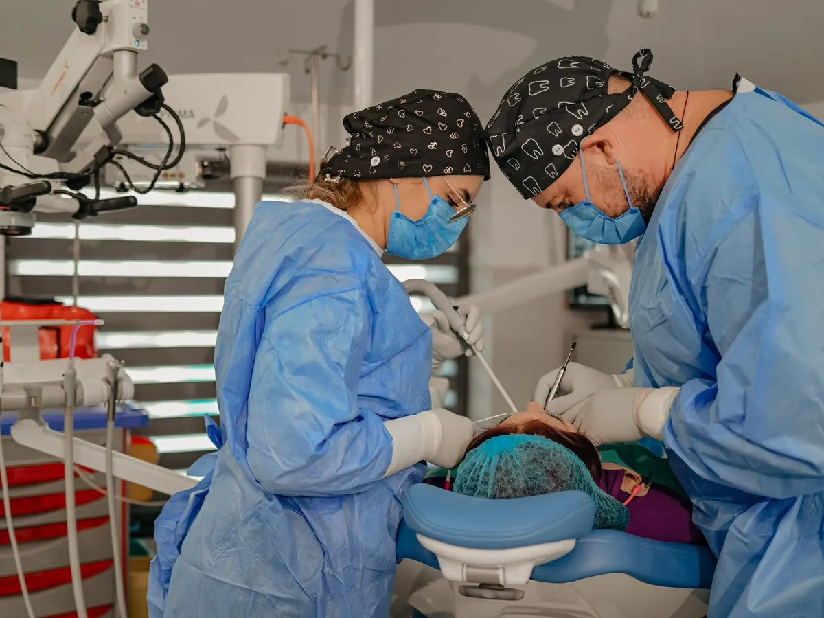 Intervenție de implant dentar cu ghid chirurgical la DentaSpa Fălticeni