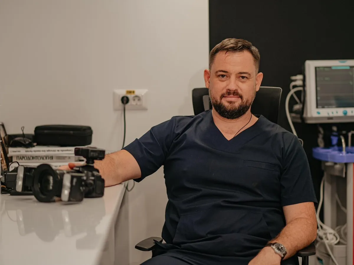Dr. Alexei Codrean, medic stomatolog cu practică în implantologie, în cabinetul DentaSpa din Fălticeni