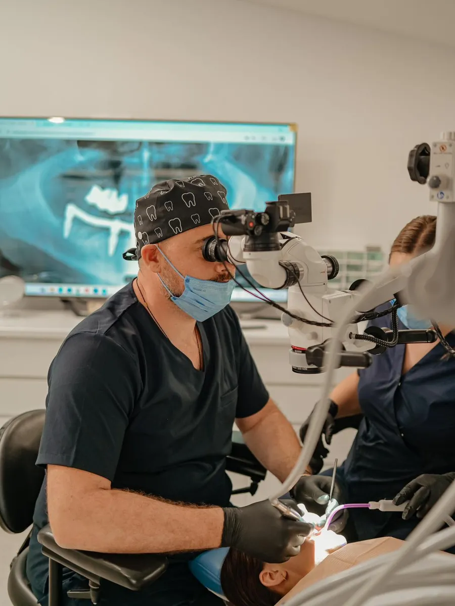 Tratament endodontic efectuat la microscop dentar, în Fălticeni