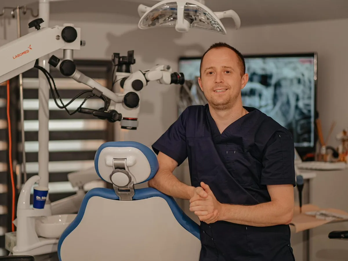 Medic stomatolog la microscopul dentar, în cabinetul DentaSpa din Fălticeni