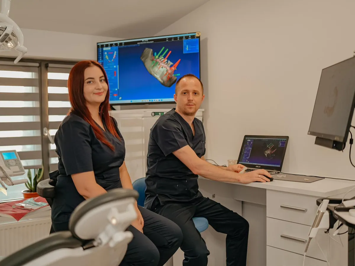 Planificarea digitală 3D a unui implant dentar, pe monitorul din cabinetul DentaSpa Fălticeni